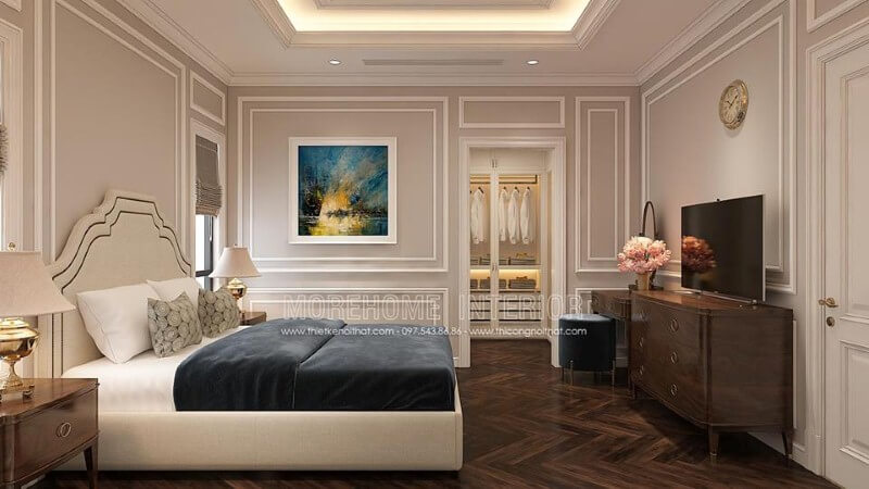 Thiết kế nội thất phòng ngủ tân cổ điển nhẹ nhàng, sang trọng với giường bọc nệm trắng, kệ tivi gỗ óc chó cao cấp.