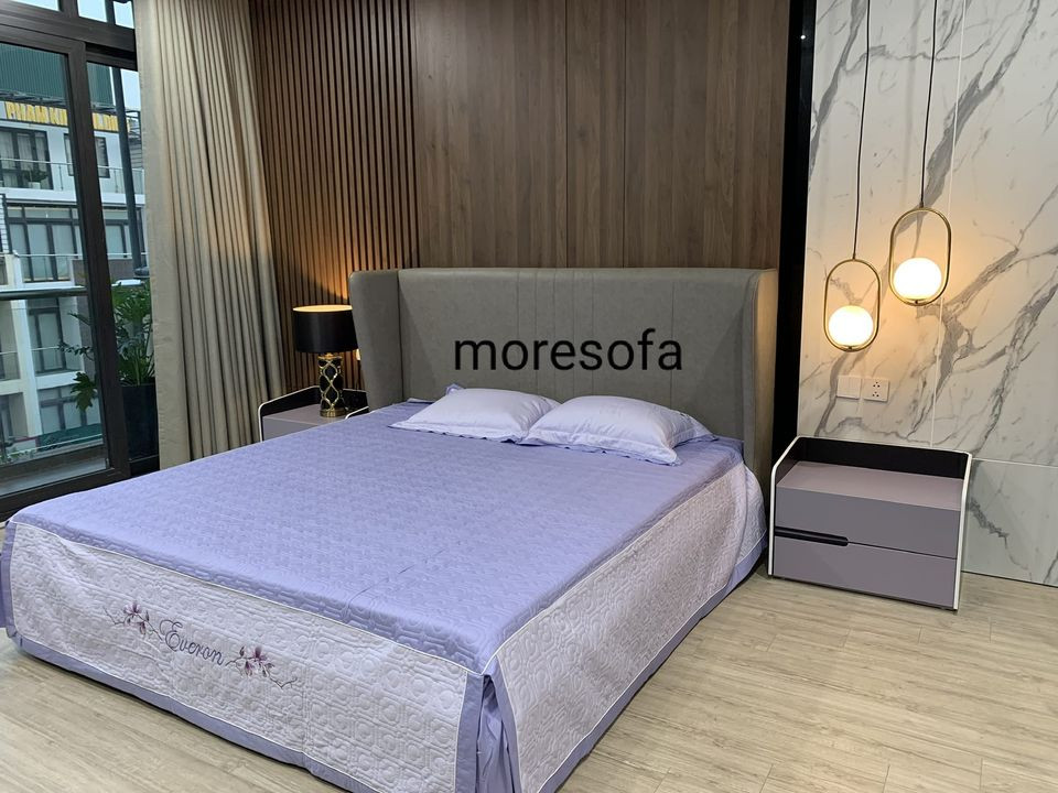 . Việc thi công giường ngủ bọc nỉ màu xám hiện đại được đánh giá cao vì nó cung cấp cho người sử dụng những giây phút nghỉ ngơi và giấc ngủ thoải mái.